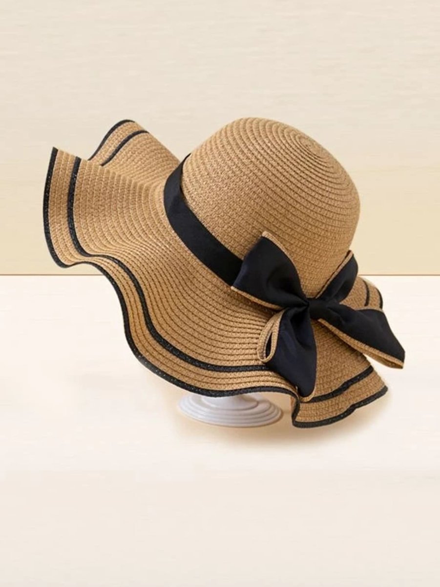 Chapéu de palha decorado com laço e pena
